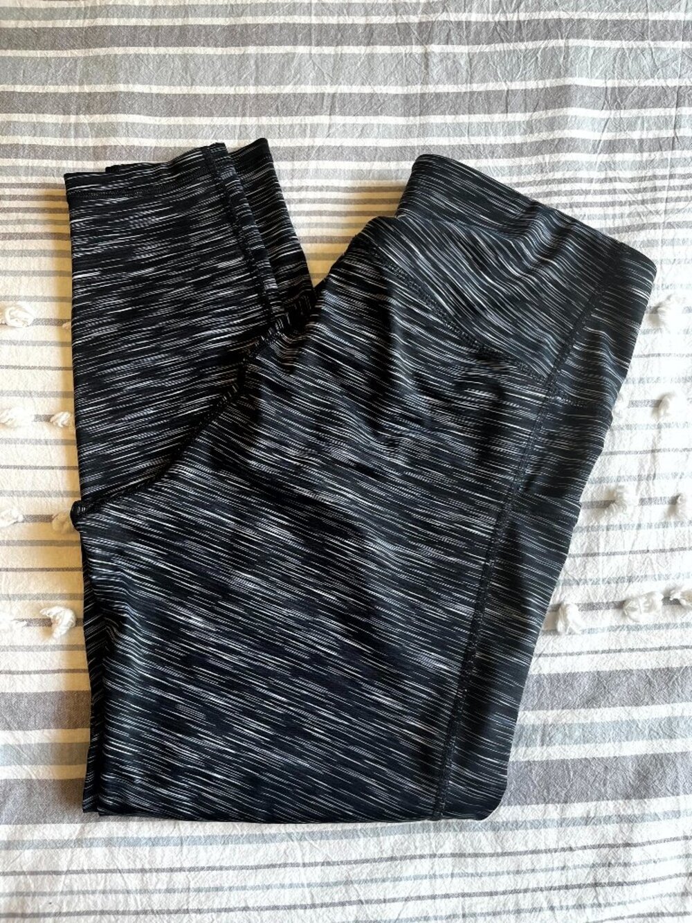 Old Navy Active High Rise Elevate 7/8 Pocket Black & White Stripe Leggings in XL
